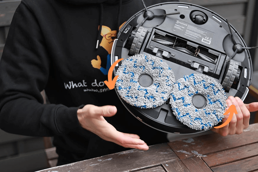 die beiden rotierenden Wischpads des Ecovacs Deebot X1 OMNI sind von unten zu sehen